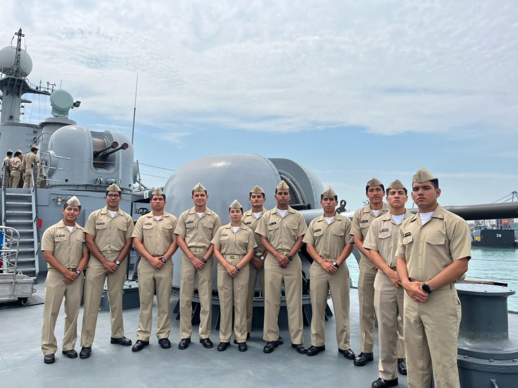Cadetes de Segundo Año realizan visita a unidades de la Fuerza de Superficie